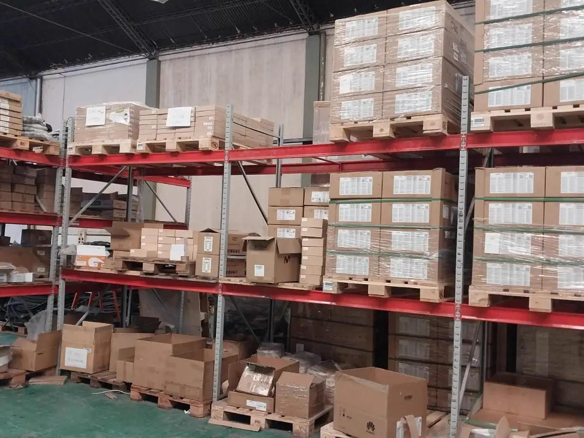 Racks con cajas de materiales técnicos etiquetadas